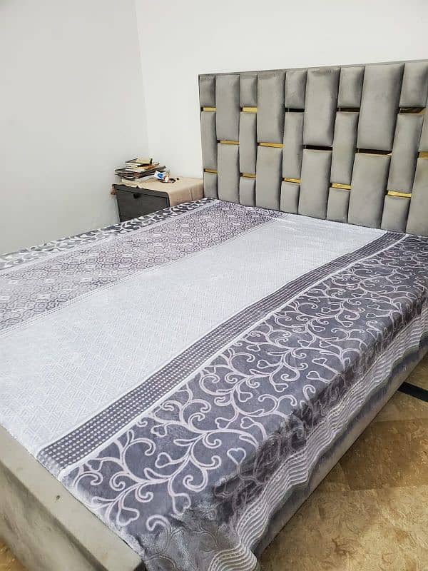 Gray color Queen size bed. 1 year used. 0