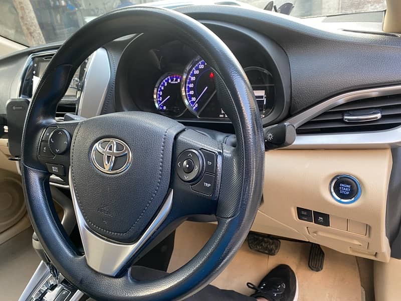 Toyota Yaris full option 10