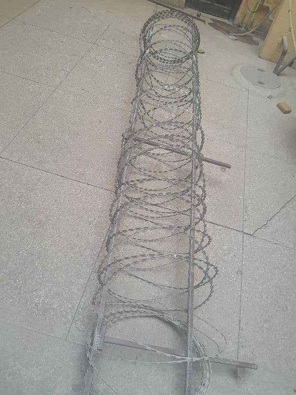 Razor wire with Frame 0