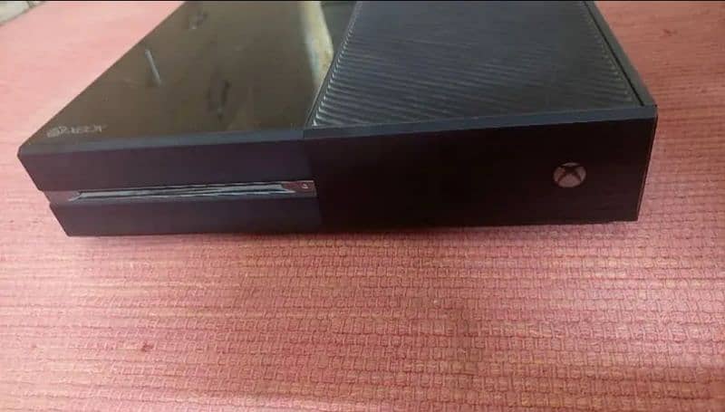 Xbox one 1tb with 2controller 0