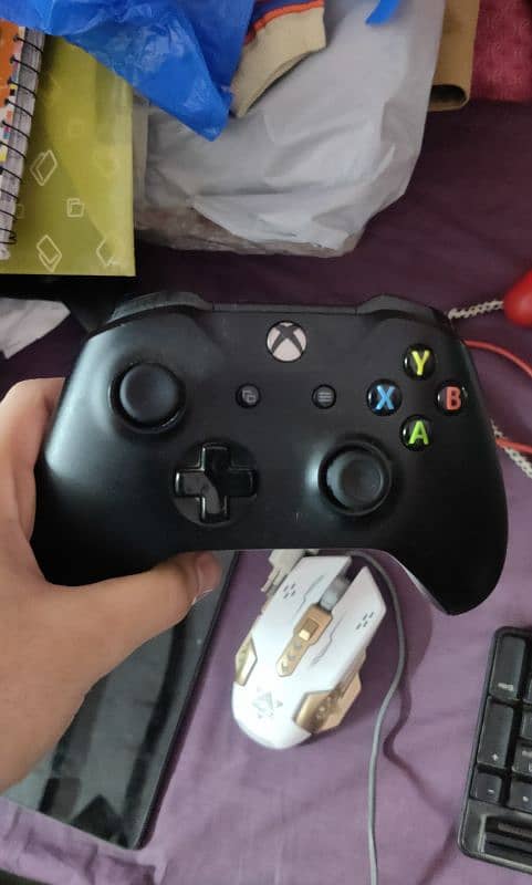 Xbox one 1tb with 2controller 3