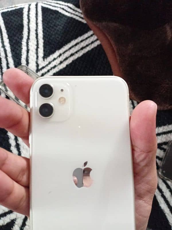 IPHONE 11 WHITE COLOR USED LIKE NEW 1