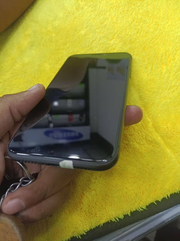 iPhone 11  64GB non pta 3