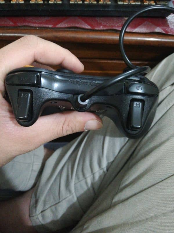 Xbox 360 wired controller. working 10/10 used for little time 2