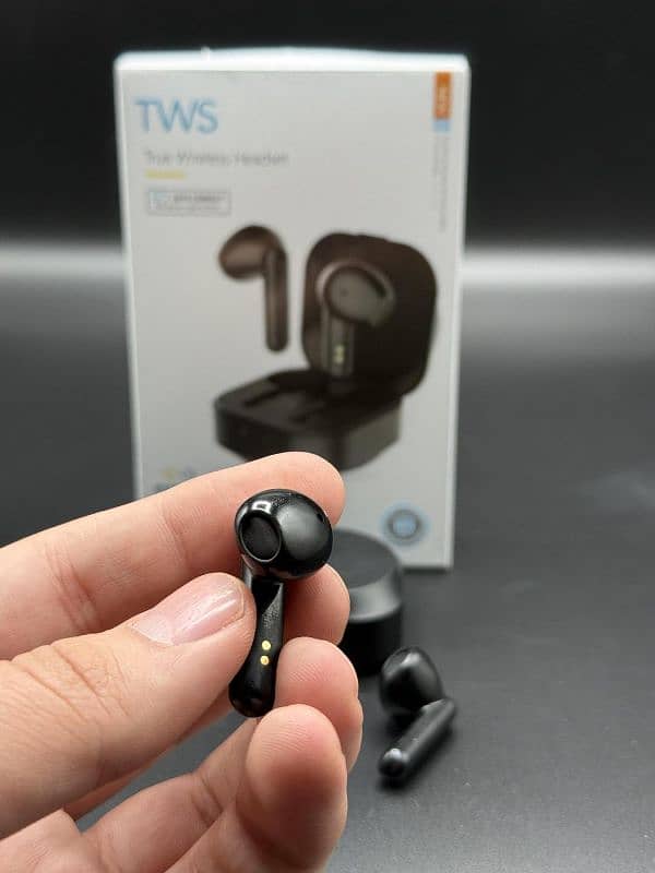 Wireless Noise Cancelling Earbuds-black-with advance features. 5