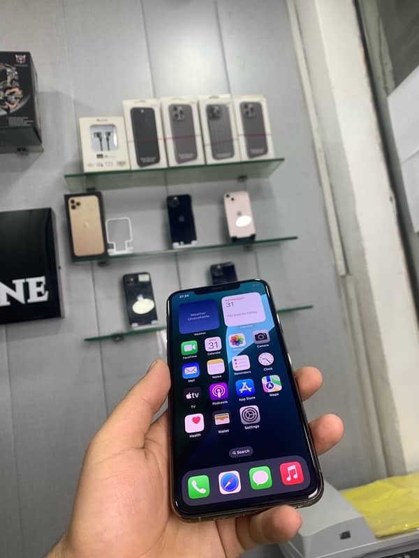 iphone 11 pro max 256 gb factory unlock 93  health 10/9 condition 1