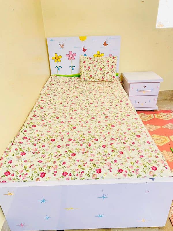 single bed ,almari, dressing,1 side table, Thora hi use hua hai 0