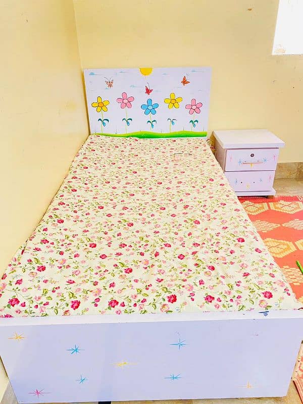 single bed ,almari, dressing,1 side table, Thora hi use hua hai 1