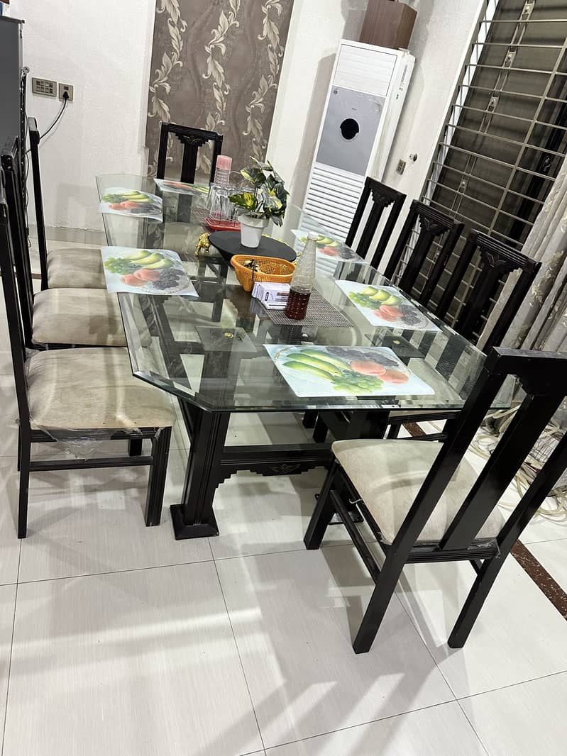 8 seater Dining table in good condition 3