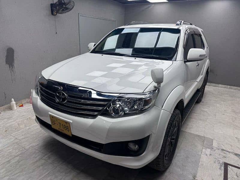 Toyota Fortuner V 2015 25 Anniversary Edition 1