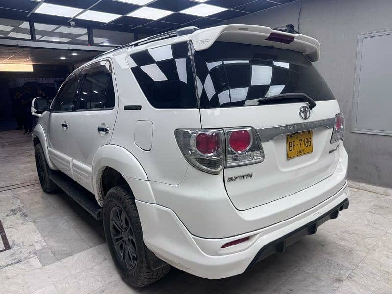 Toyota Fortuner V 2015 25 Anniversary Edition 4