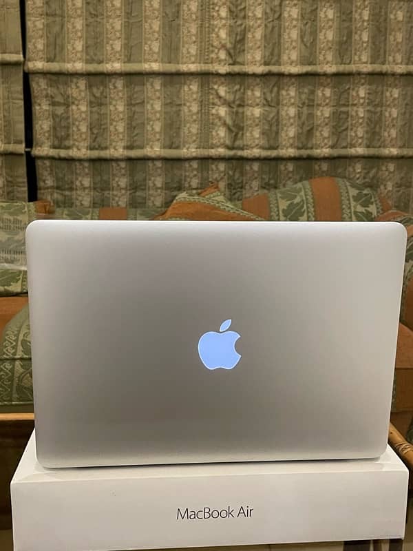 Macbook Air 2017 13 inch in pristine condition 0