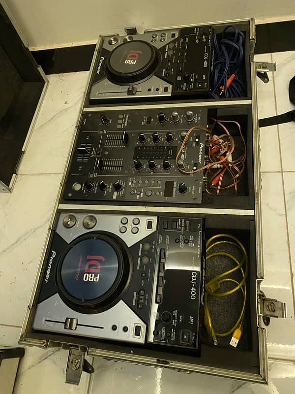 CDJ 400 pro 2x with DJM 400 Mixer (Flightcase also Available) 0