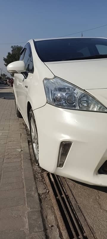 Toyota Prius Alpha 2011 5