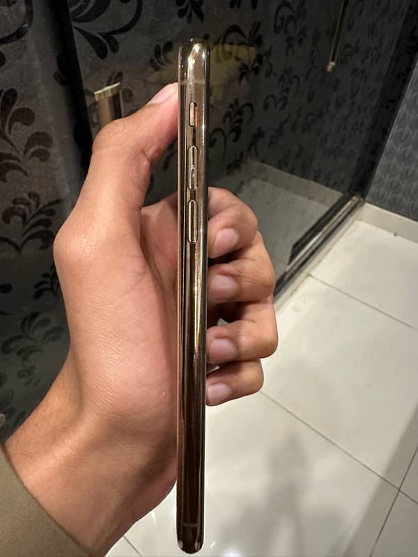 Iphone XS  256gb Gold Colour 3