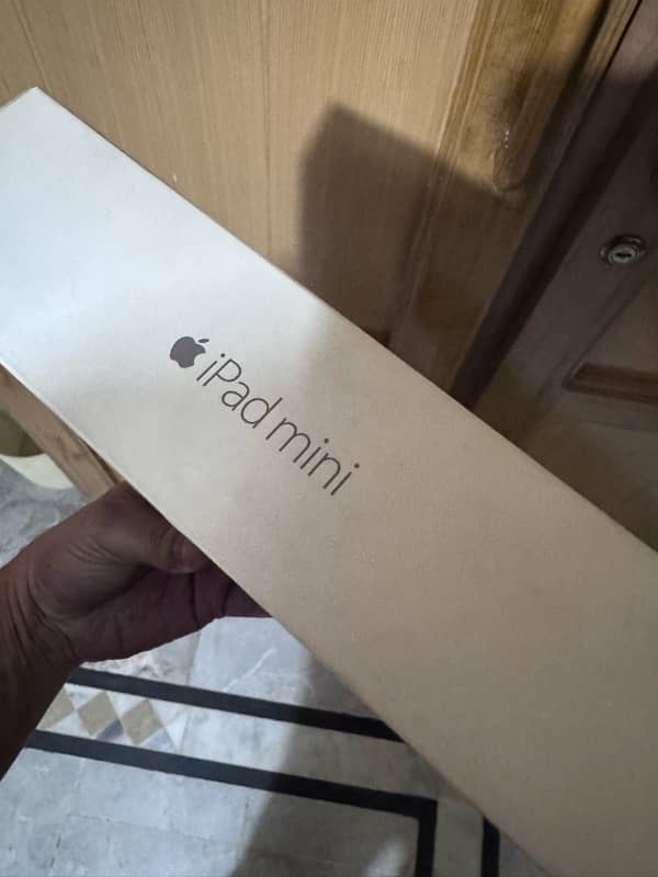 ipad mini 3 with cover and box 2