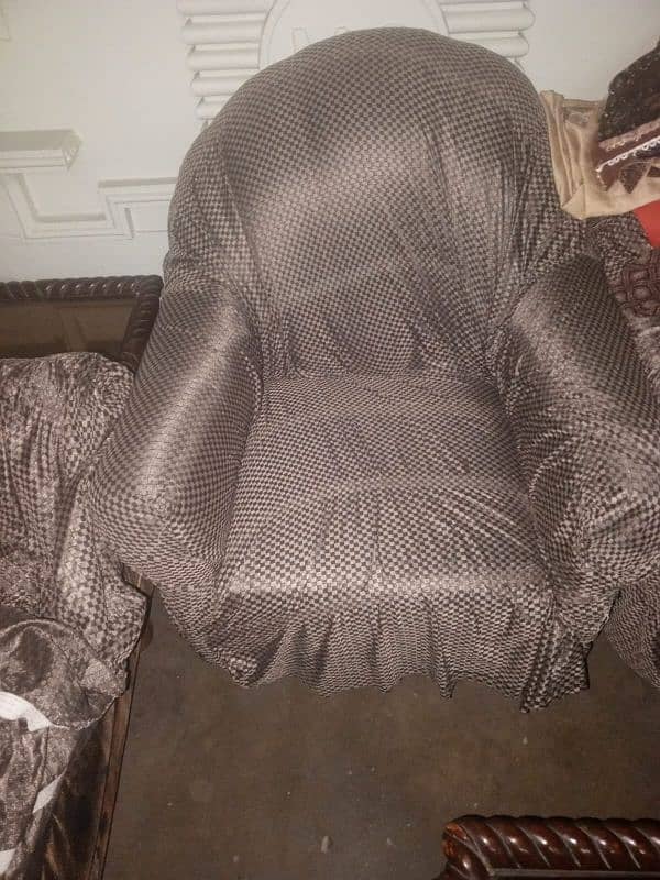 5 seater sofa with free cover 7