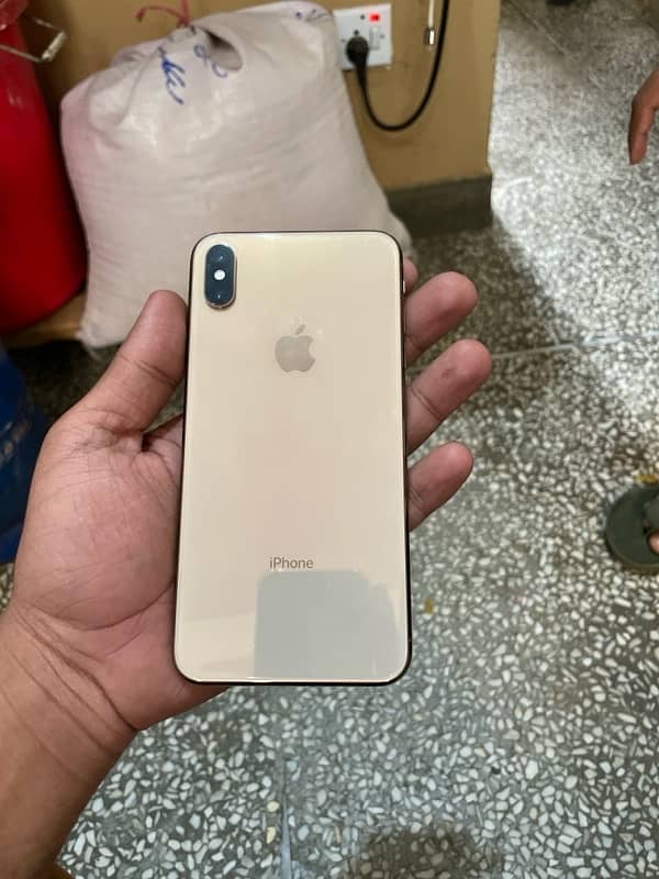 I phone xs max gold color 0