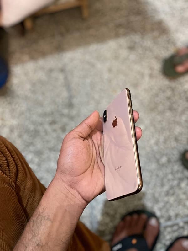 I phone xs max gold color 4