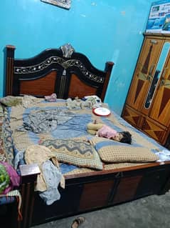 payor lakar ka bed ha or normal condition matras ha sath