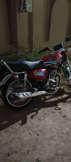 ybr vaghira k sath adjust chakwal odherwal men daikha ja skta h bike