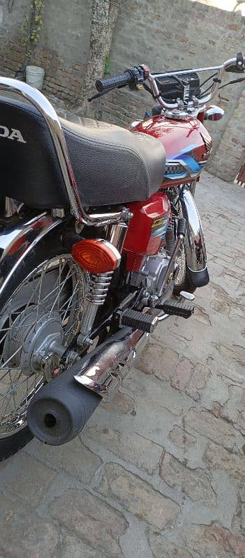 ybr vaghira k sath adjust chakwal odherwal men daikha ja skta h bike 1