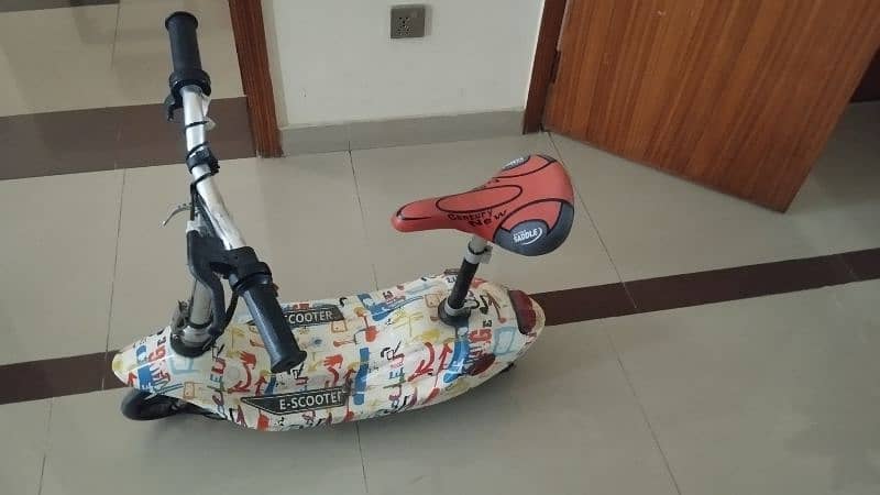 kids electric scooty E-scooter in excellent condition 0