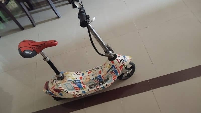 kids electric scooty E-scooter in excellent condition 2