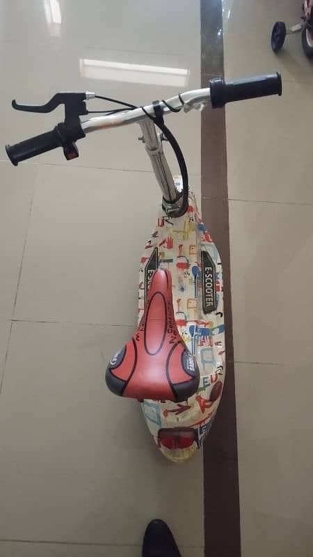 kids electric scooty E-scooter in excellent condition 3