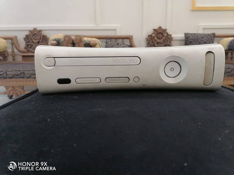 Xbox 360 (60 GB HDD) and 1 controller 1