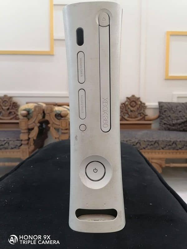 Xbox 360 (60 GB HDD) and 1 controller 4