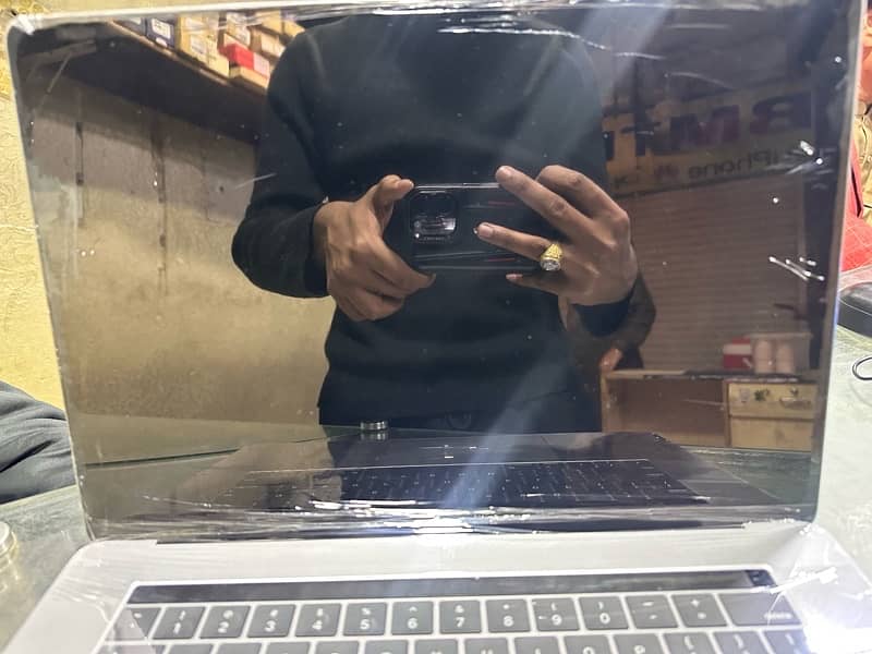 Apple Macbook /Pro 2019/ Core i7 16 Inche /{32 GB 1 TB ) 4