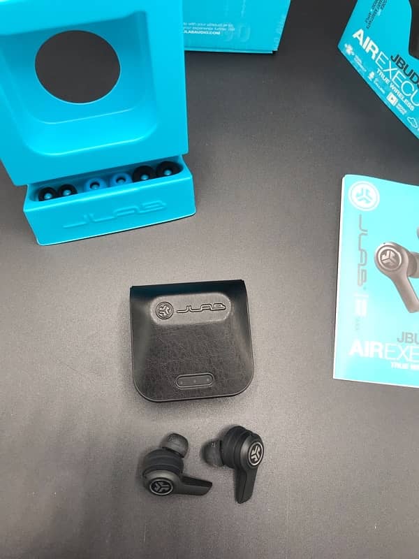 earbuds ( exclusive jbuds ) 1