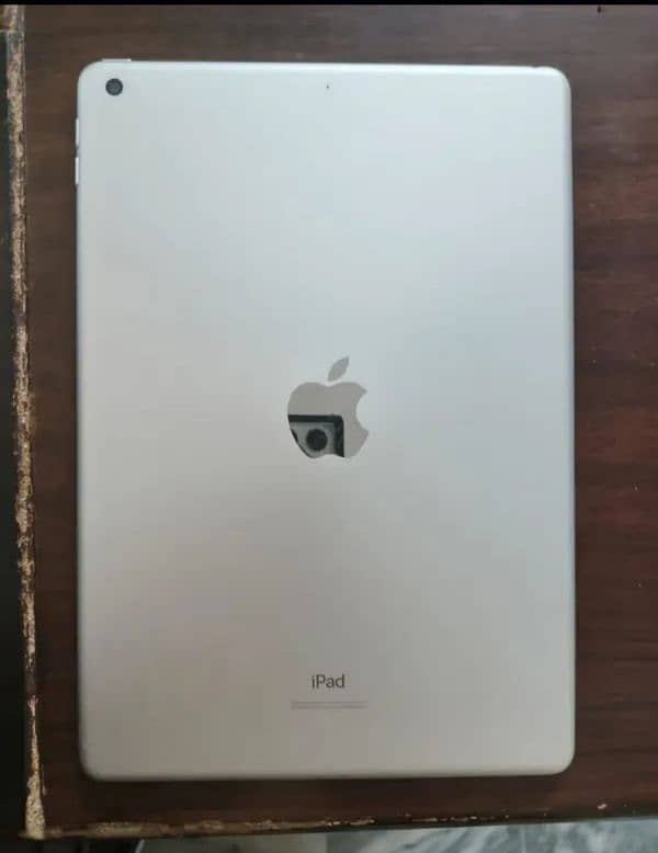 Ipad 8th Gen ( WiFi ) in Exellent condition 0