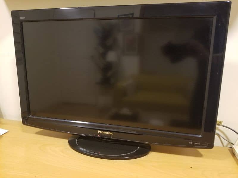 PANASONIC VIERA 32 INCH LCD TV 2