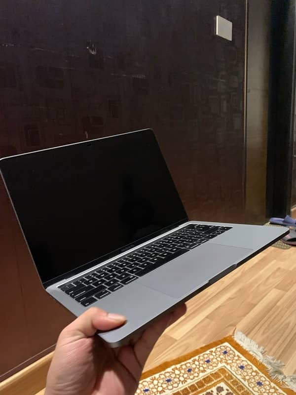 MACBOOK PRO 2019 8/256 13 inch 1