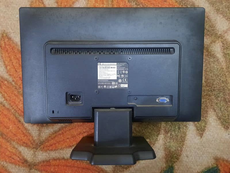 HP LCD COMPUTER MONITOR 18 INCH WITH CABLES ORIGINAL 2