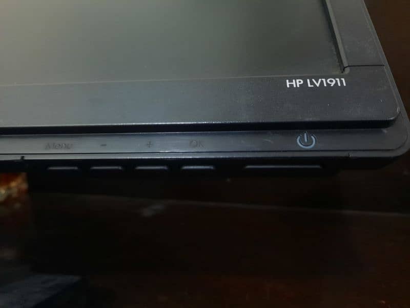 HP LCD COMPUTER MONITOR 18 INCH WITH CABLES ORIGINAL 3