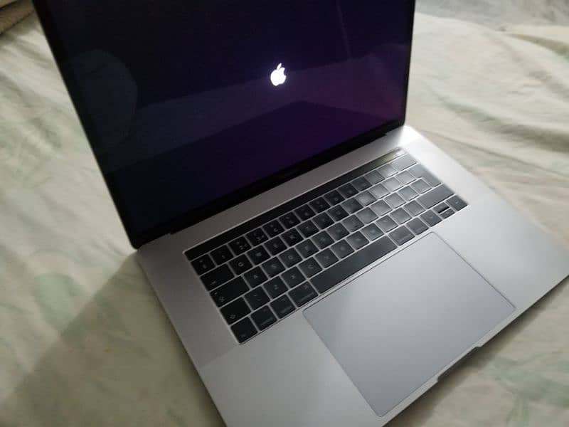 Macbook pro 2021, live bar, 15.6 inches 0