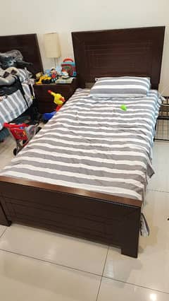 Single bed x 2 with side table