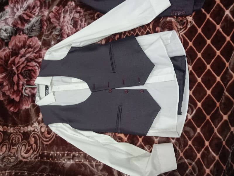 three piece pent coat for sale only 2 hour use . 03107762822 1