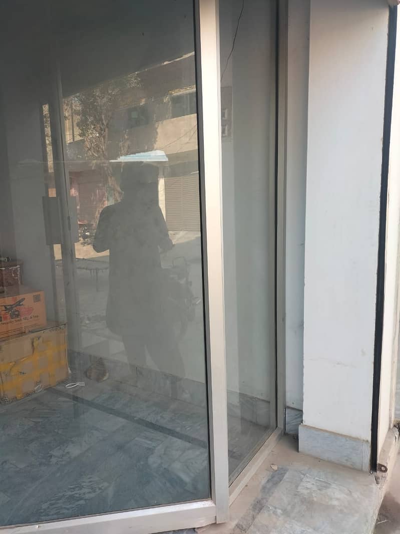 Office shesha door like new 14*10 6