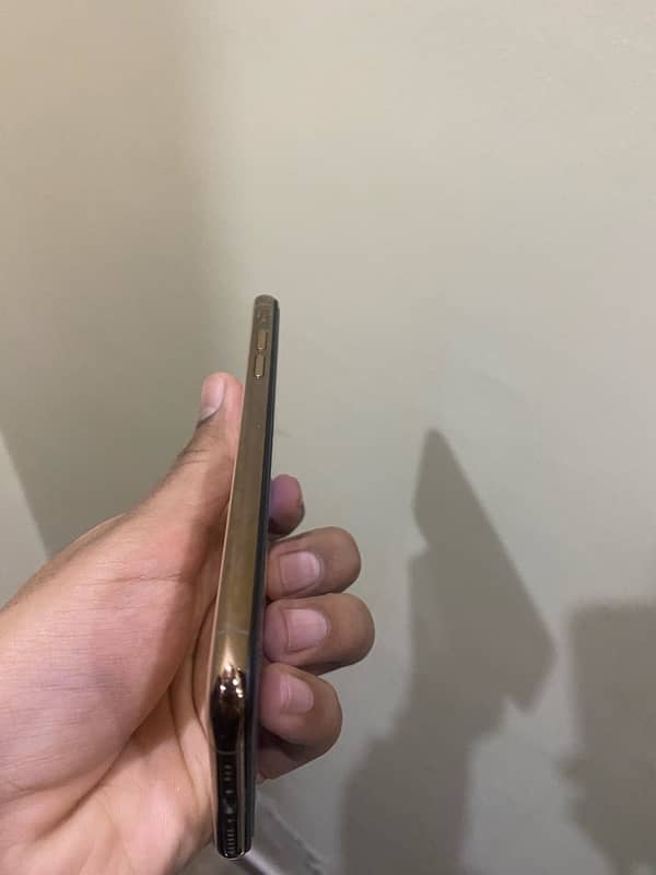 iPhone XS 256gb in Gold 3