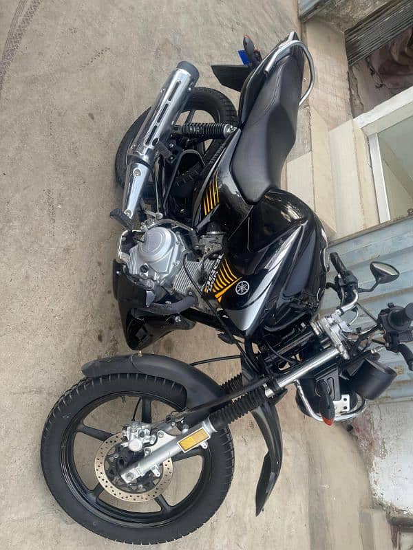 yamaha ybr 125G black color 2024 model 3