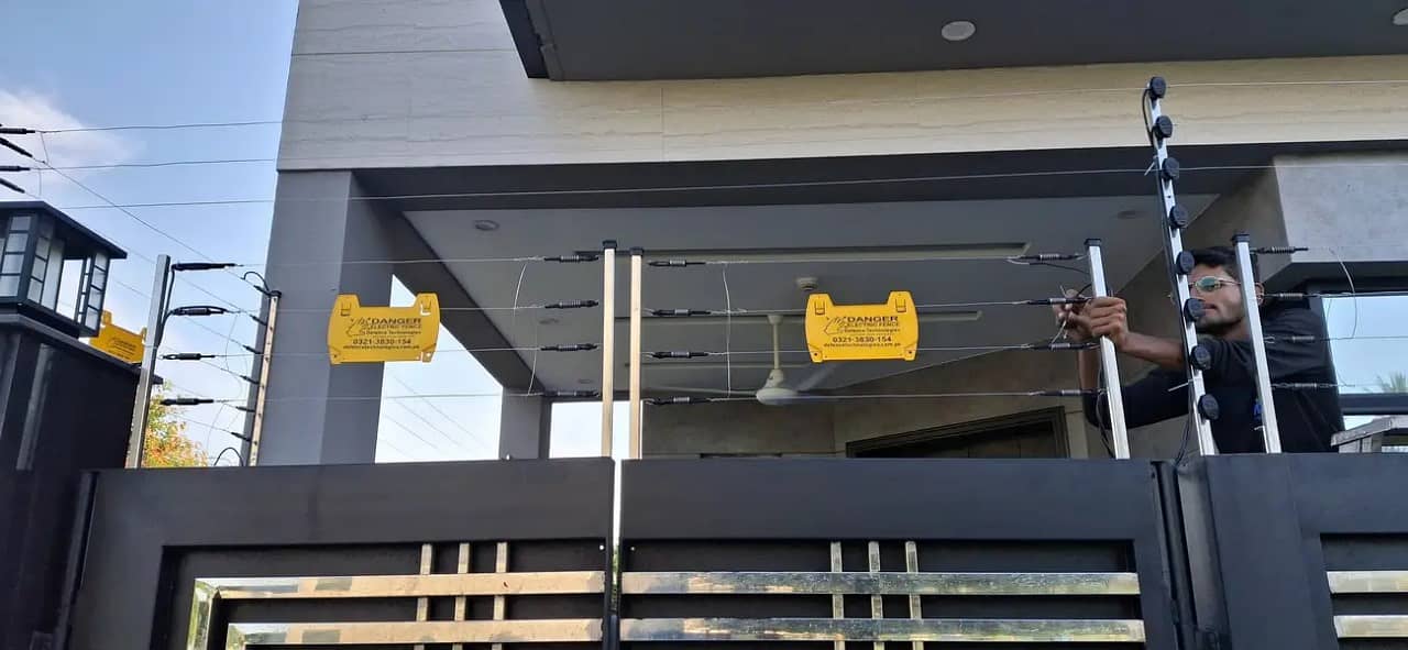 Electric fence / home security fence / wire fence / fence 14