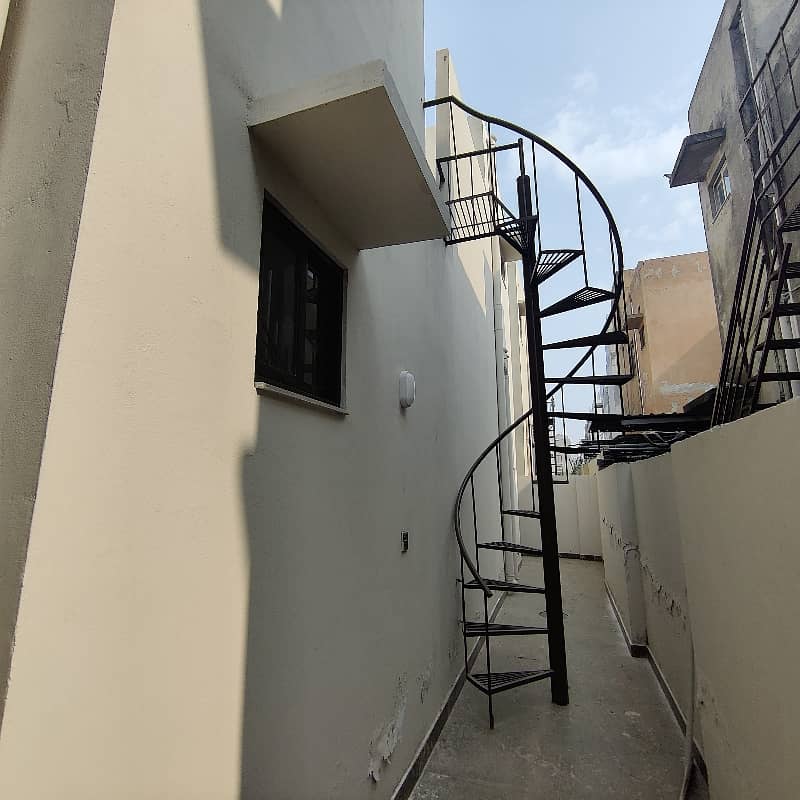 10 Marla House For Rent 4 Bedroom With Attached Bathroom Tv Lounge DD Kitchen Store Servant Quarter Powder Room Private Finish Corner Mien Road Rent 140000/- 16