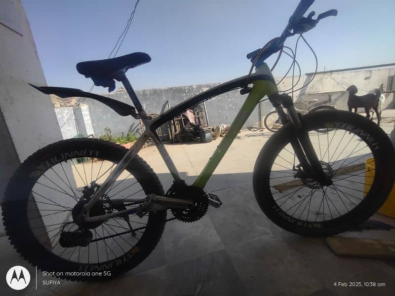 Stylish mountain bike with working gears and jumps 0