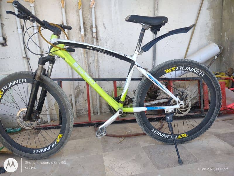 Stylish mountain bike with working gears and jumps 3