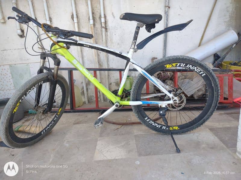 Stylish mountain bike with working gears and jumps 4