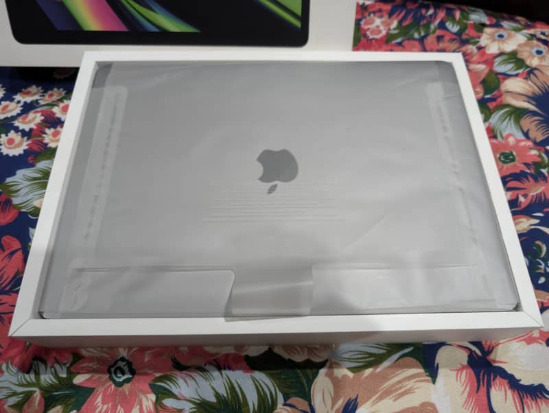 macbook pro apple m1  8GBRAM/256GB  laptop 1